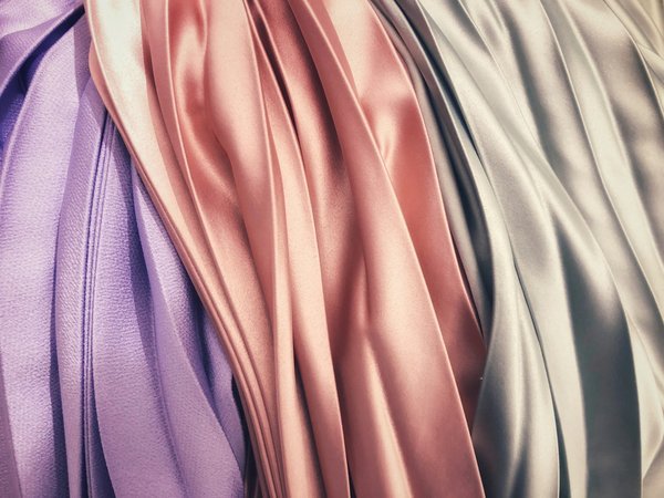 Comment porter des robes en satin pour des événements semi-formels?